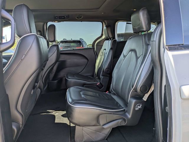 Used 2025 Chrysler Pacifica Limited image 15