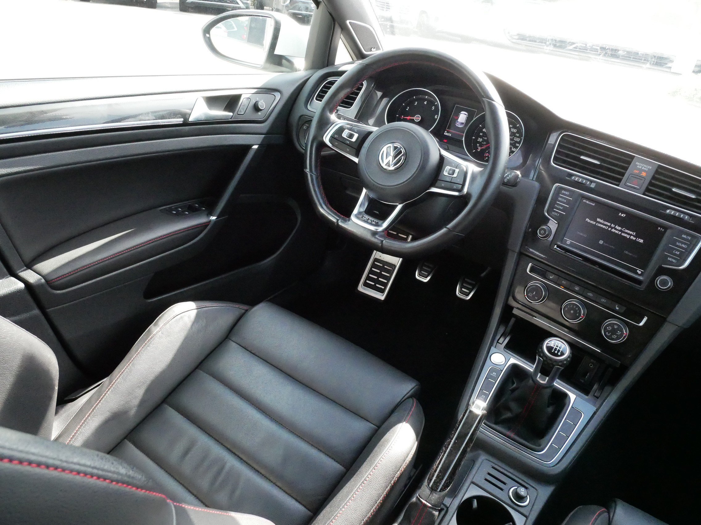 Used 2017 Volkswagen GTI SE FWD image 9