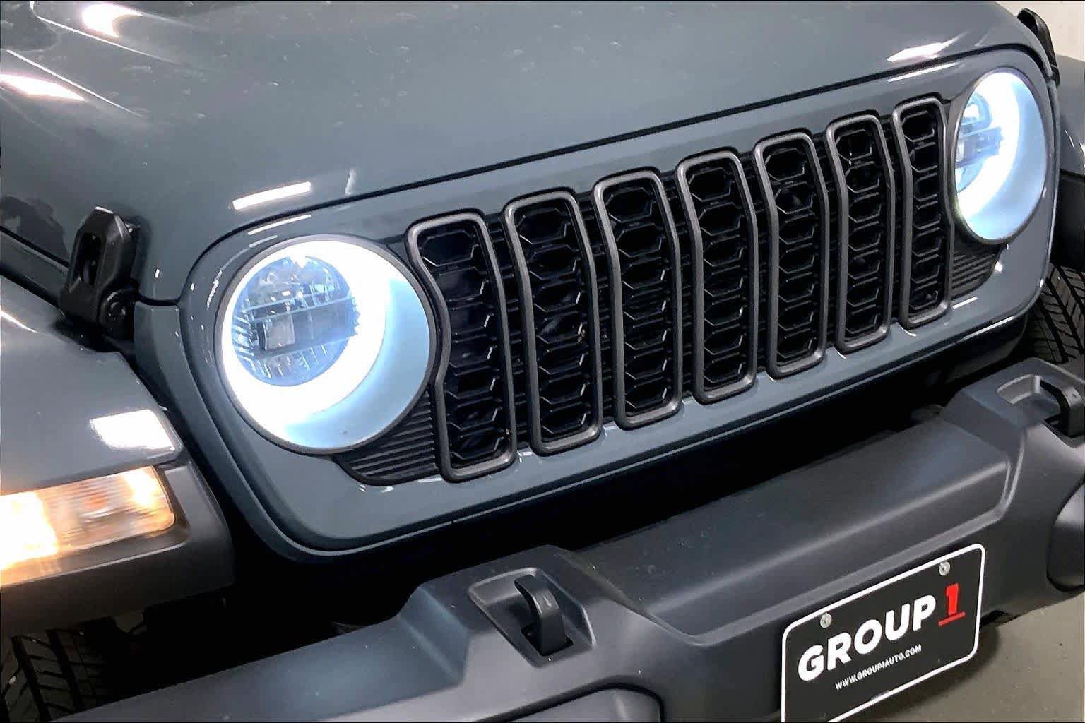 Used 2025 Jeep Gladiator Sport w/ Premium Package image 32