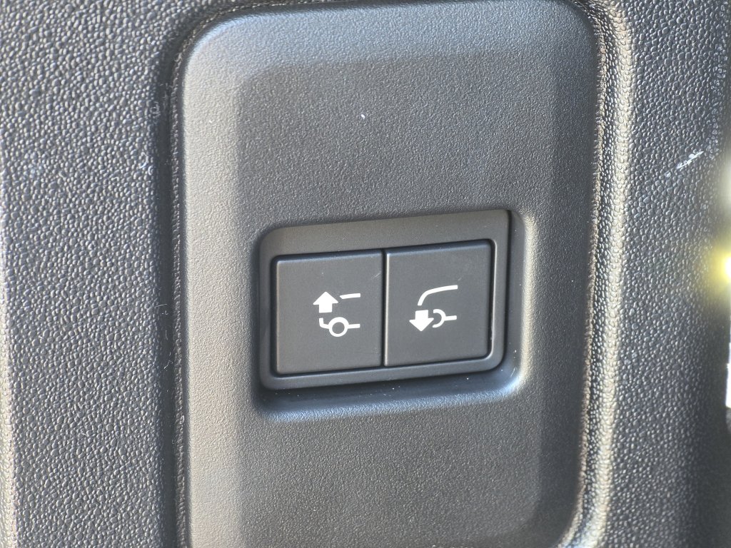 Used 2025 Land Rover Defender 110 X-Dynamic SE image 19