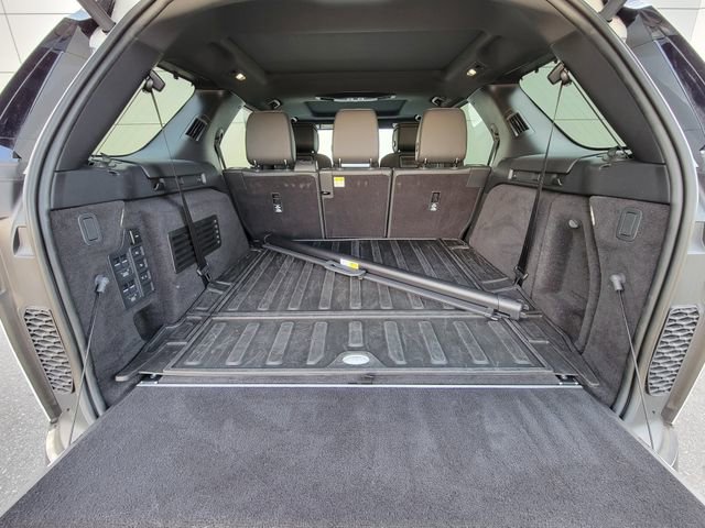 Used 2025 Land Rover Discovery Dynamic SE AWD/4WD image 12