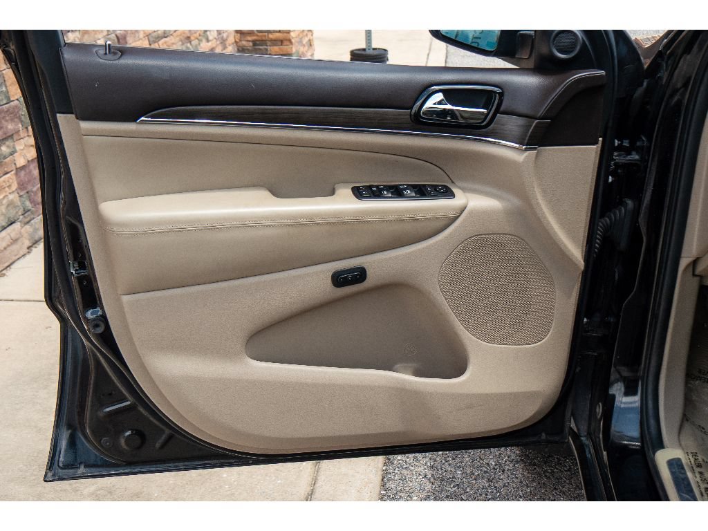 Used 2020 Jeep Grand Cherokee Overland AWD/4WD image 11