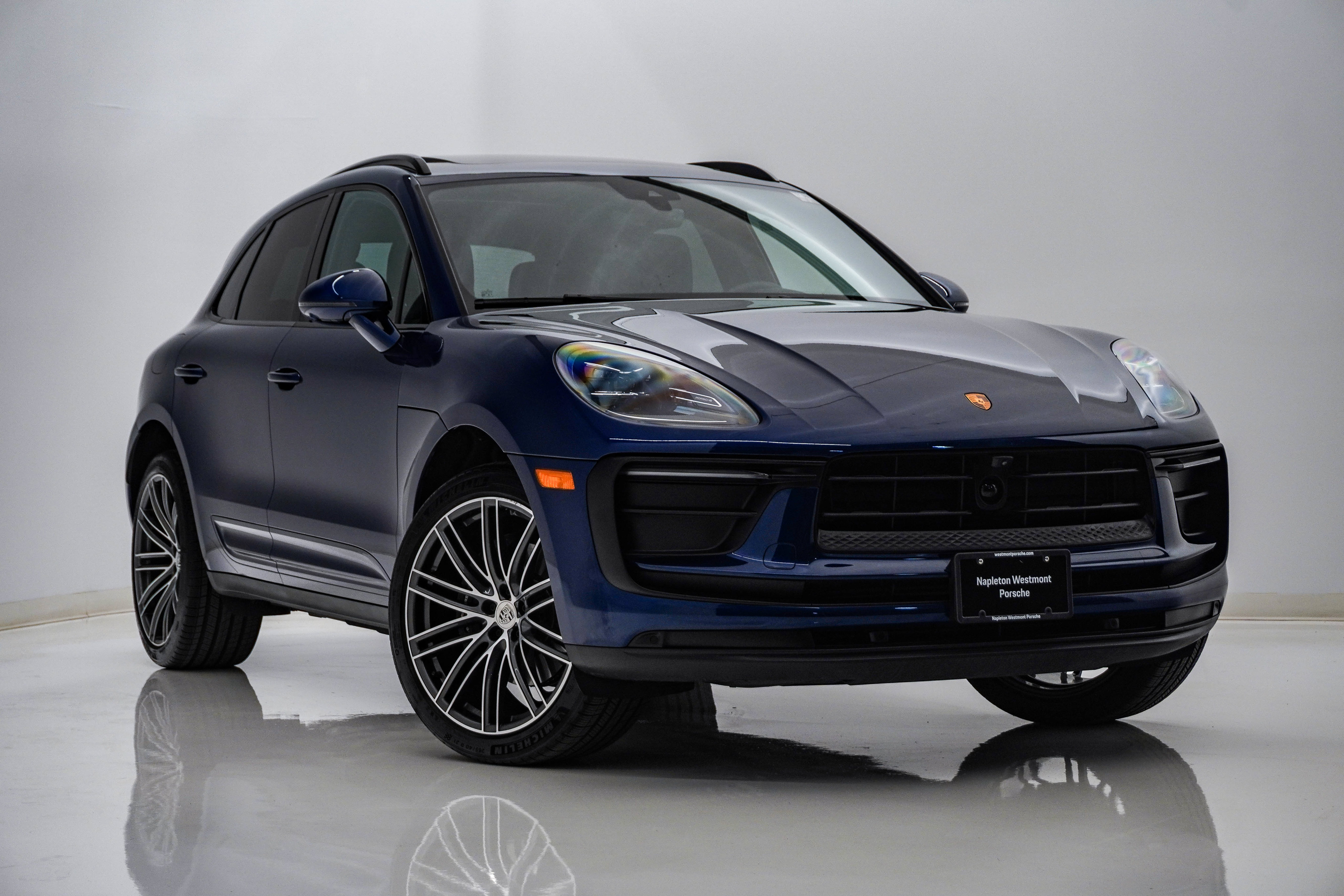 Certified 2026 Porsche Macan AWD/4WD image 8
