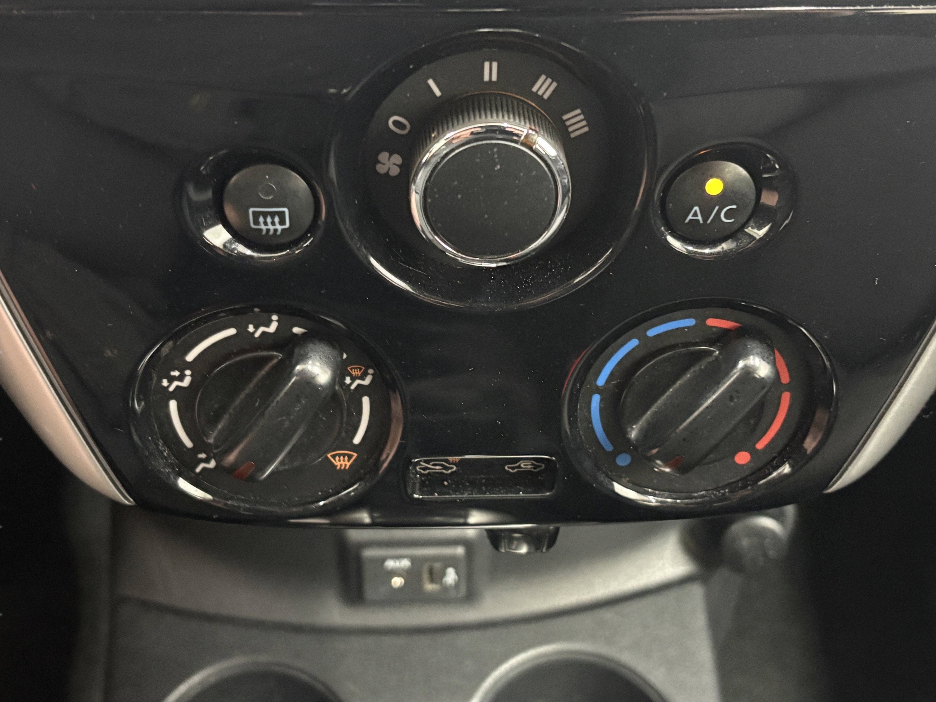 Used 2018 Nissan Versa SV w/ SV Special Edition Package image 15