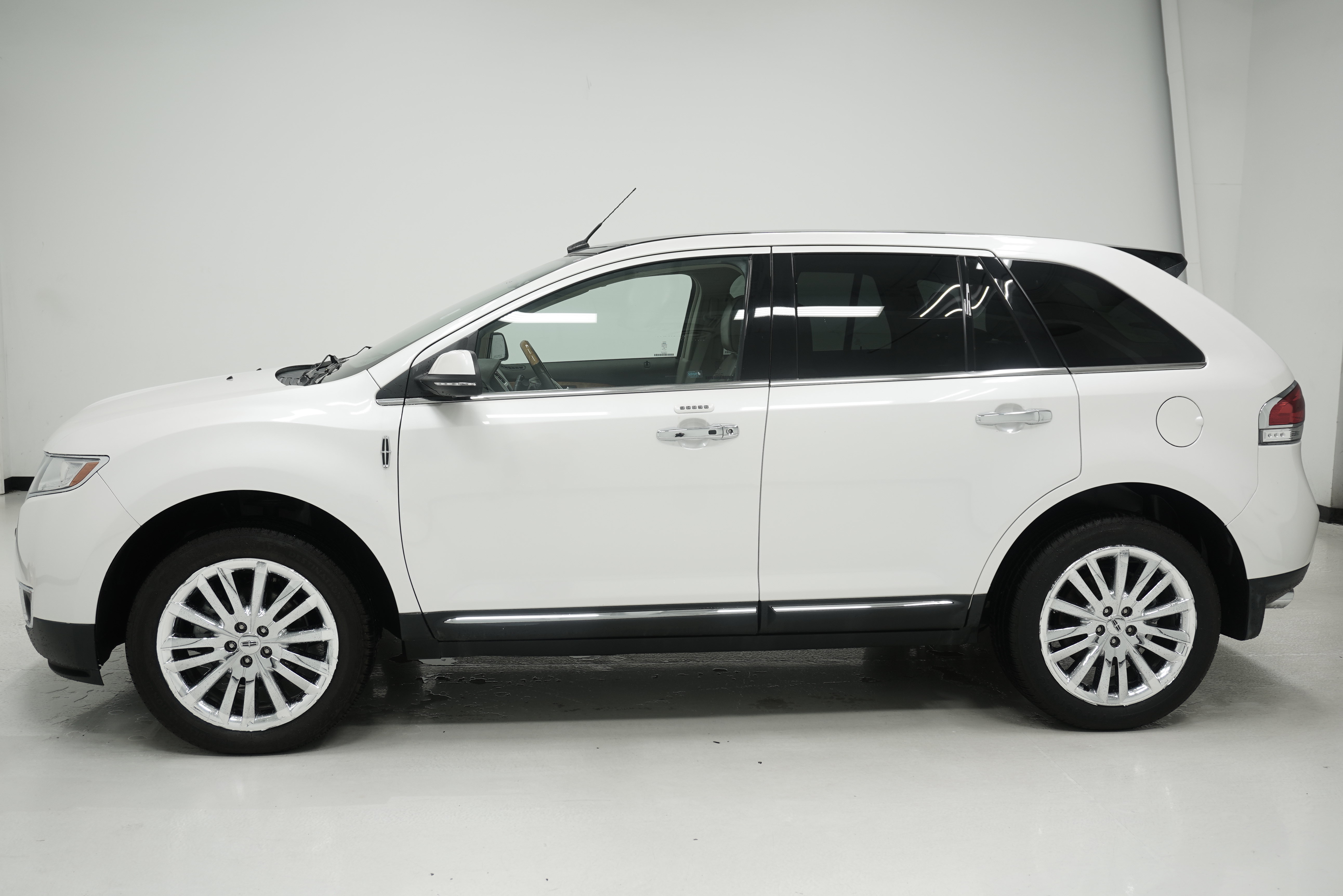 Used 2014 Lincoln MKX FWD w/ Equipment Group 102A image 7