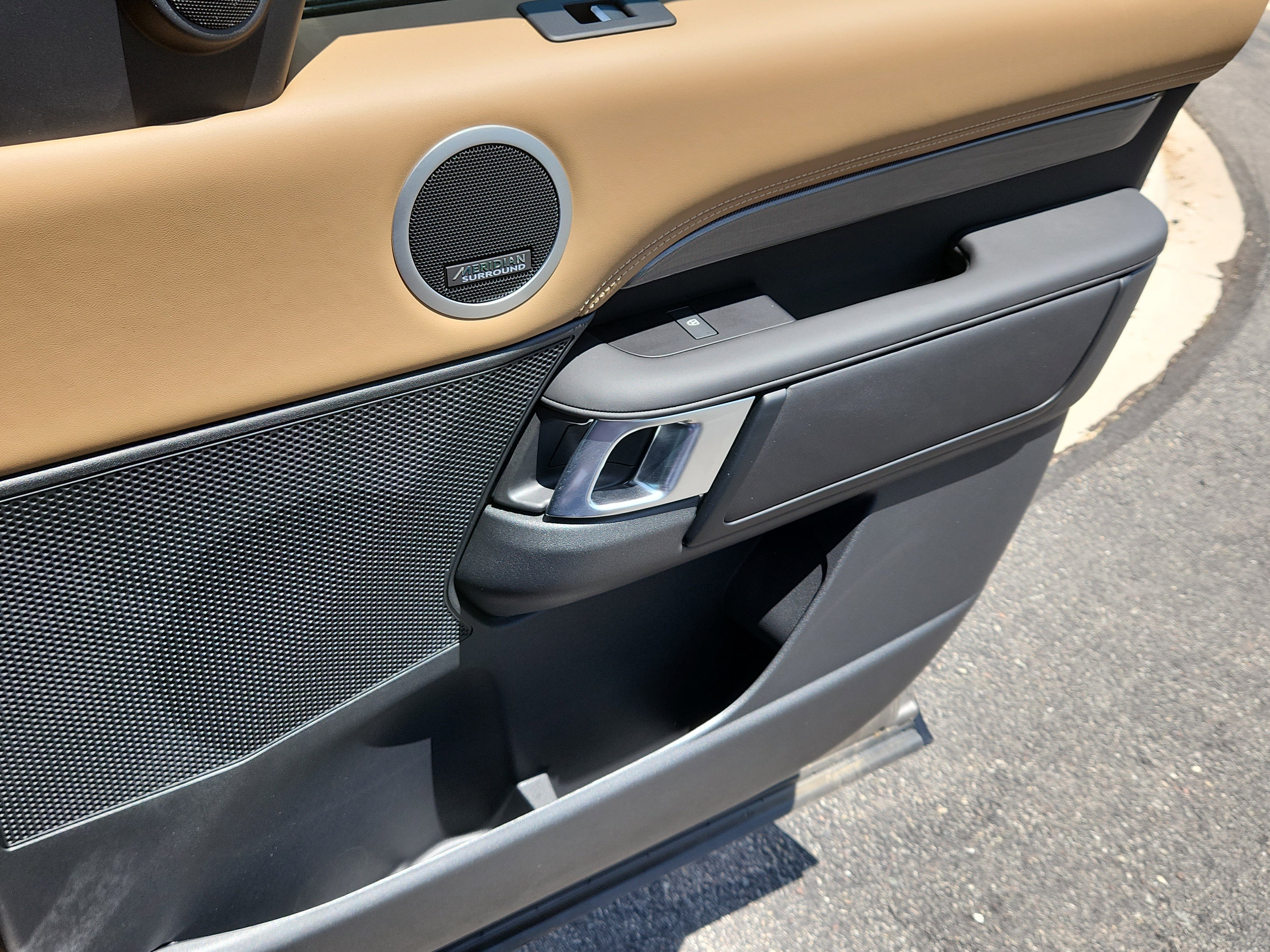 New 2025 Land Rover Discovery Metropolitan Edition image 20