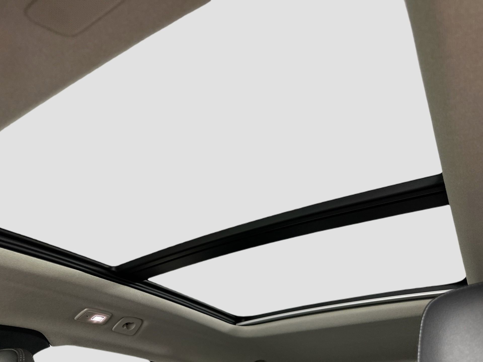 New 2025 Volvo XC40 B5 Ultra w/ Protection Package Premier image 13