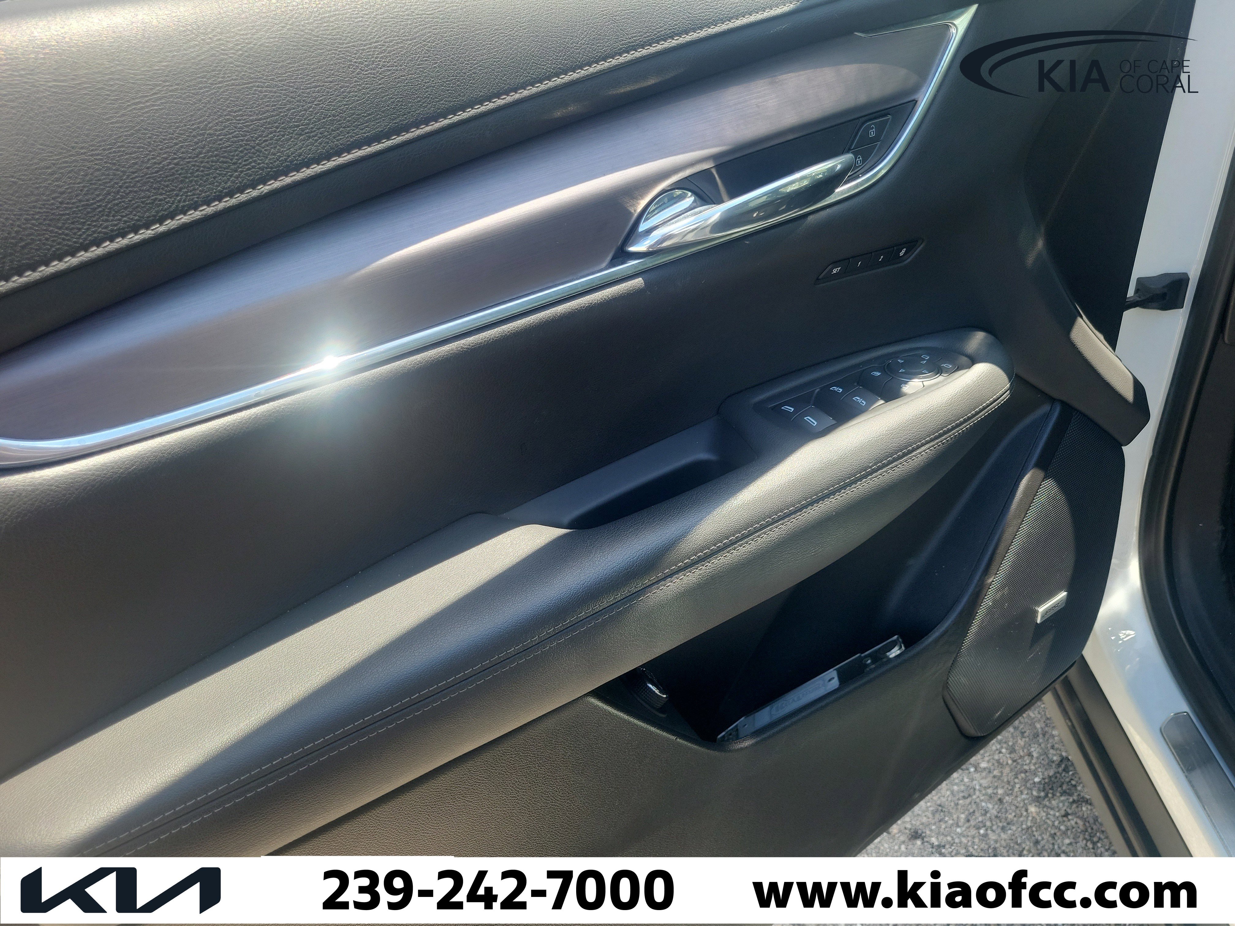 Used 2023 Cadillac XT6 Luxury w/ LPO, Premium Carpet Package FWD image 22