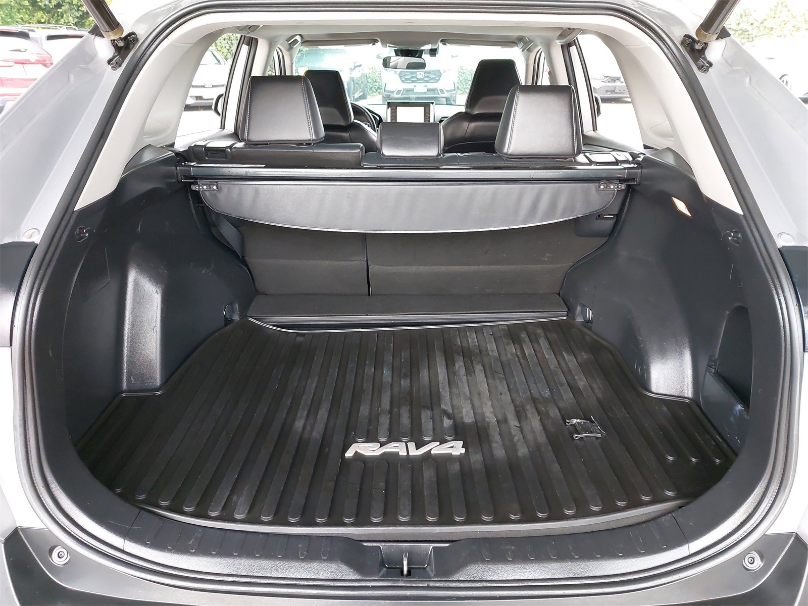 Used 2021 Toyota RAV4 XLE Premium image 12