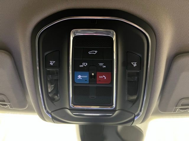 Used 2023 Jeep Grand Cherokee Limited w/ Luxury Tech Group II image 17