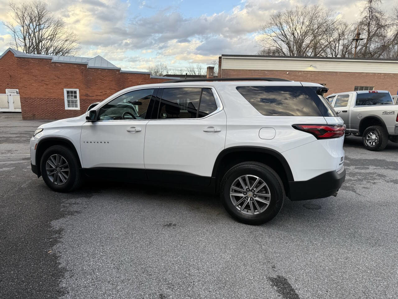 Used 2023 Chevrolet Traverse LT AWD/4WD image 4