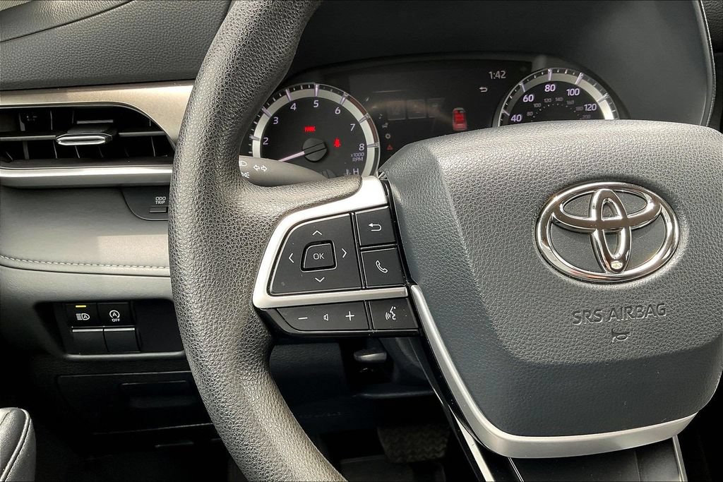 Used 2023 Toyota Highlander L FWD image 13