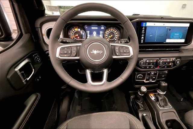 Used 2026 Jeep Wrangler Unlimited Sahara AWD/4WD image 6