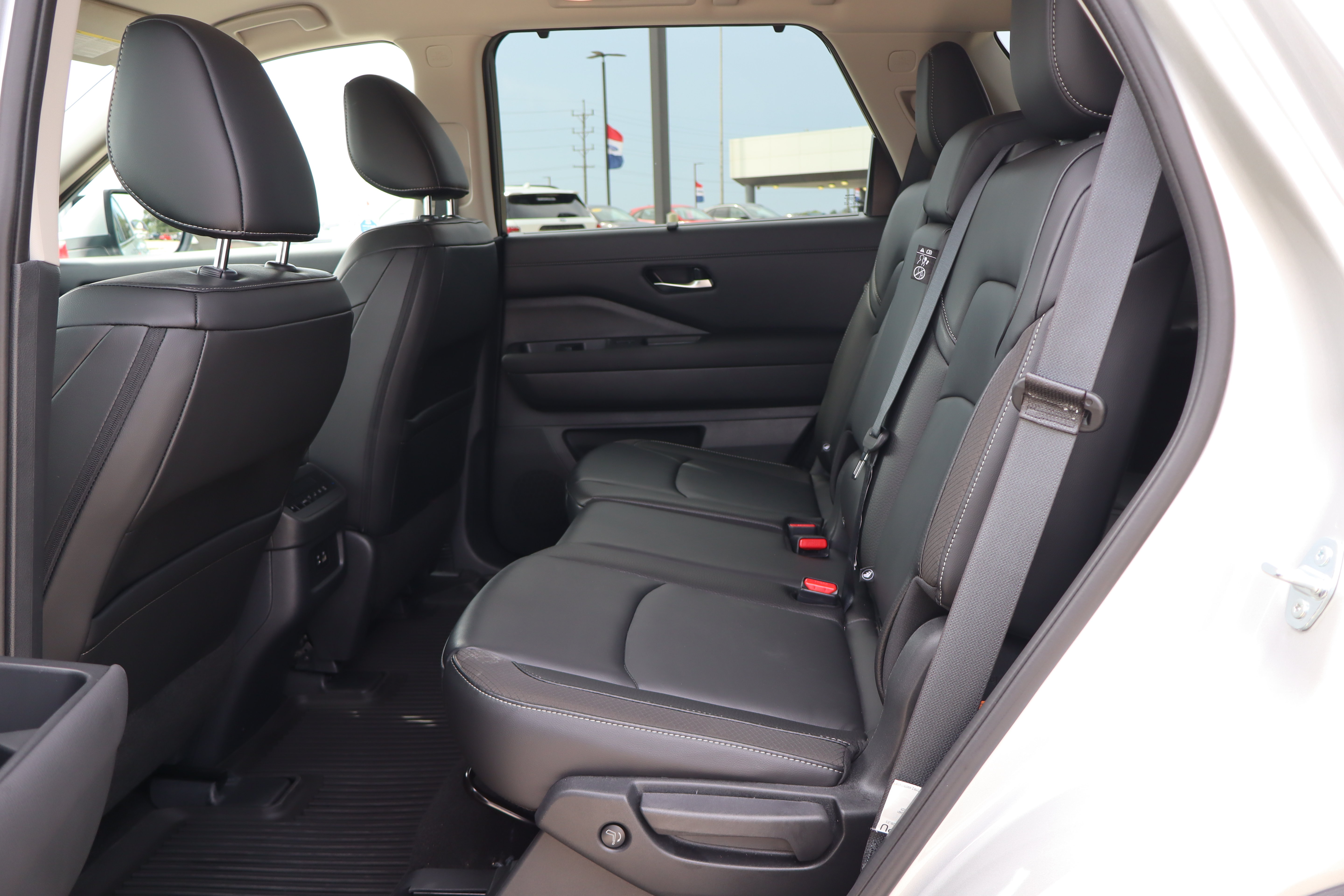 Used 2025 Nissan Pathfinder SL w/ Cargo Package AWD/4WD image 11