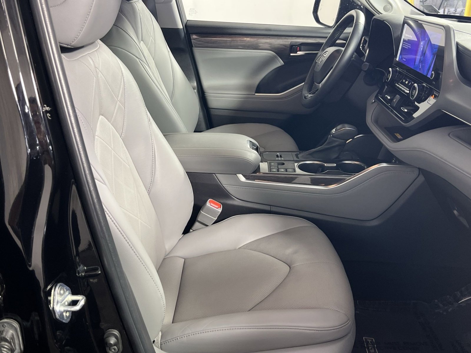 Used 2023 Toyota Highlander Platinum image 29