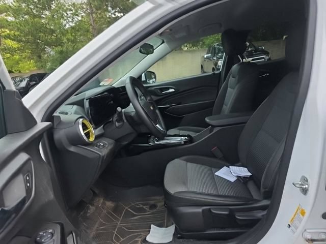 Used 2025 Chevrolet Trax LT w/ Driver Confidence Package FWD image 3