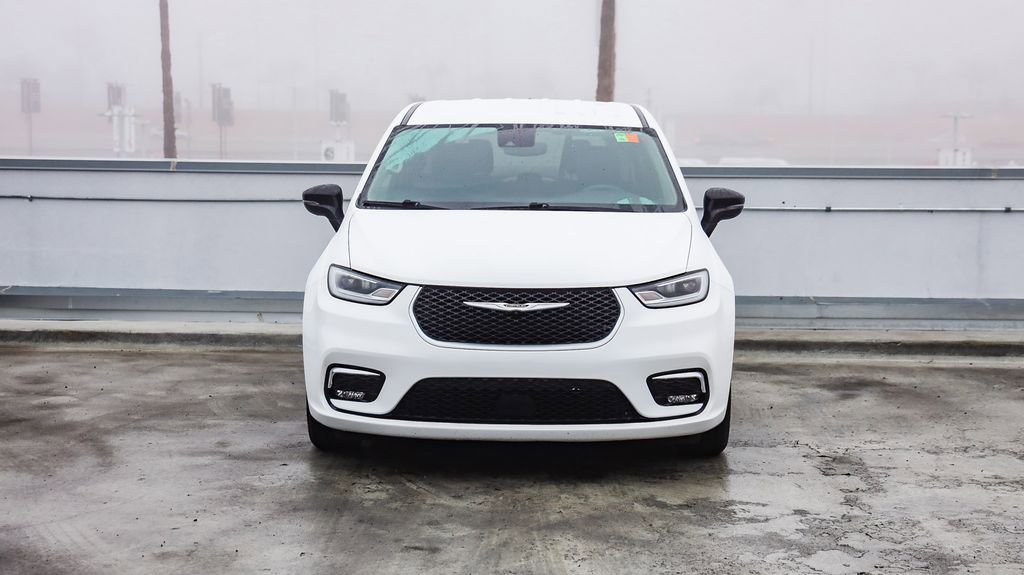 Certified 2024 Chrysler Pacifica Touring-L image 3