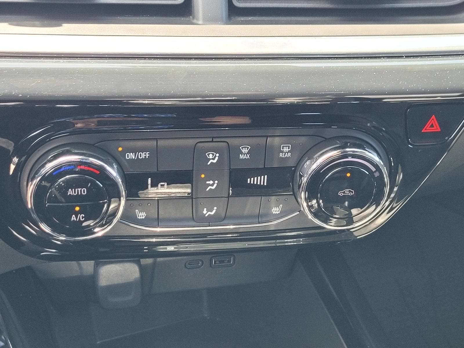 Used 2024 Chevrolet Trax RS FWD image 21