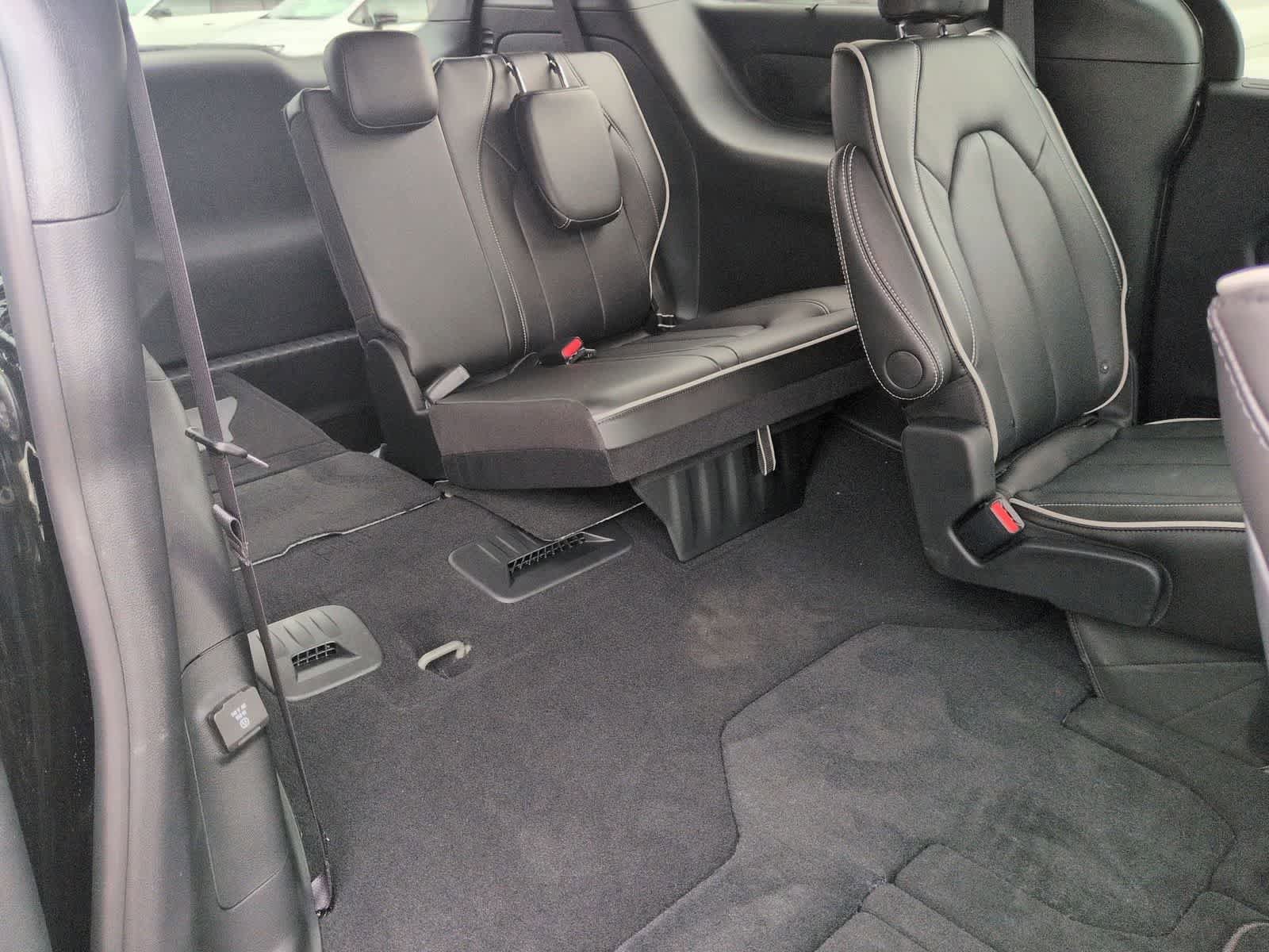 New 2026 Chrysler Pacifica Limited image 14