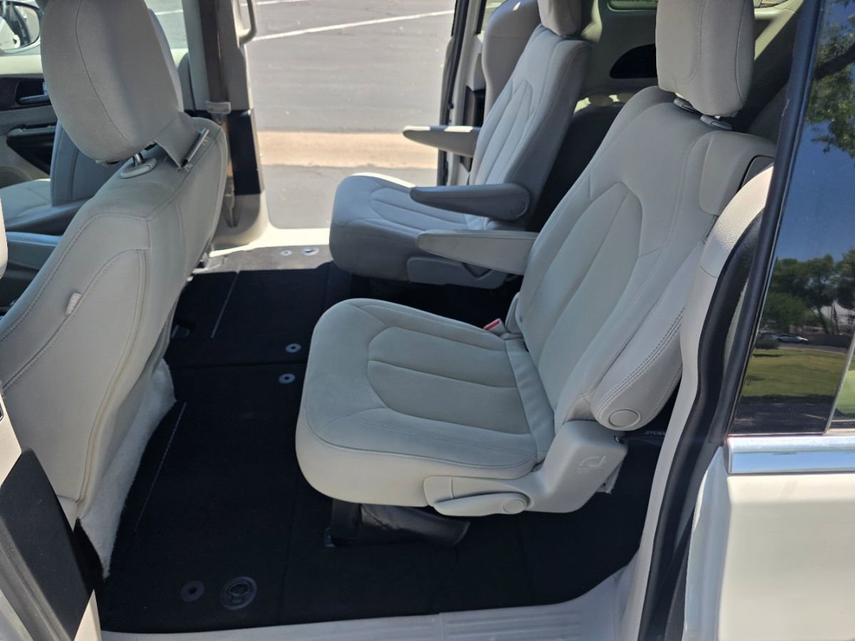 Used 2017 Chrysler Pacifica Touring w/ Tire & Wheel Group FWD image 12