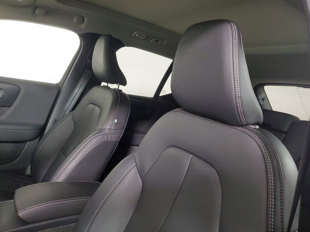 Certified 2025 Volvo XC40 B5 Plus image 24