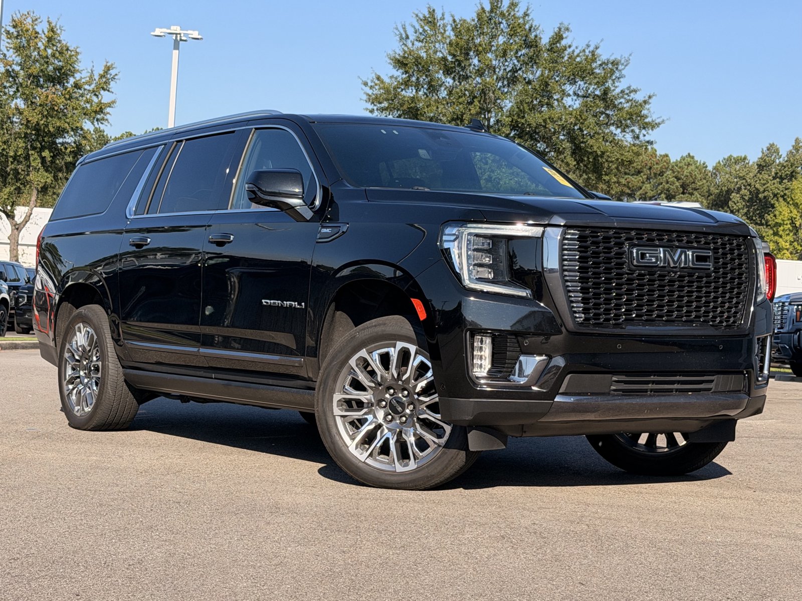 Used 2023 GMC Yukon XL Denali Ultimate AWD/4WD image 2