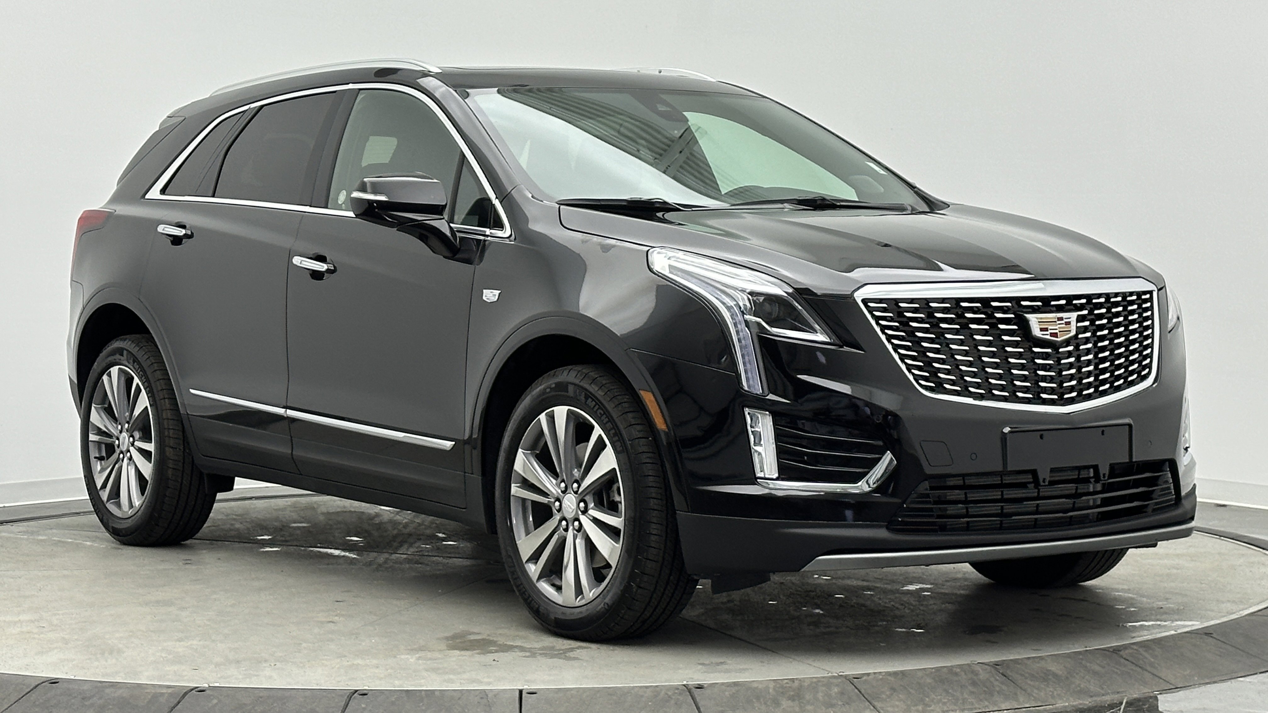 Used 2025 Cadillac XT5 Premium Luxury image 3