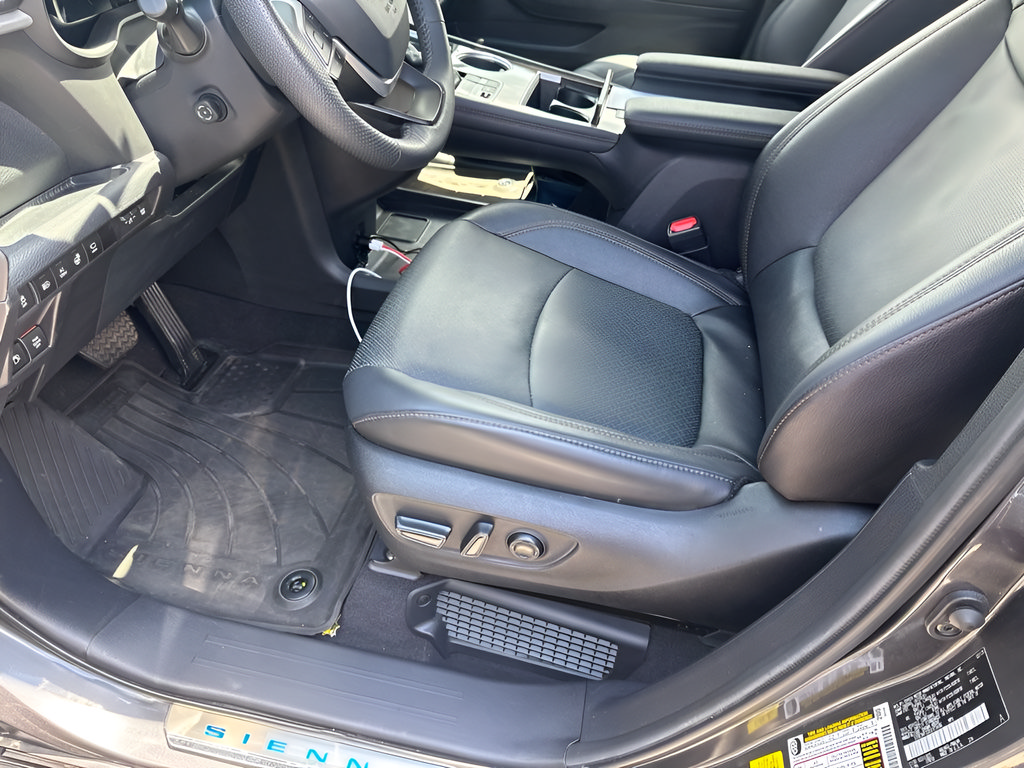 Used 2025 Toyota Sienna Platinum AWD/4WD image 9