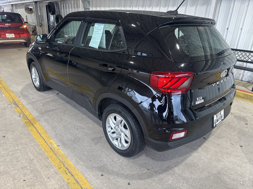 Used 2025 Hyundai Venue SE FWD image 9