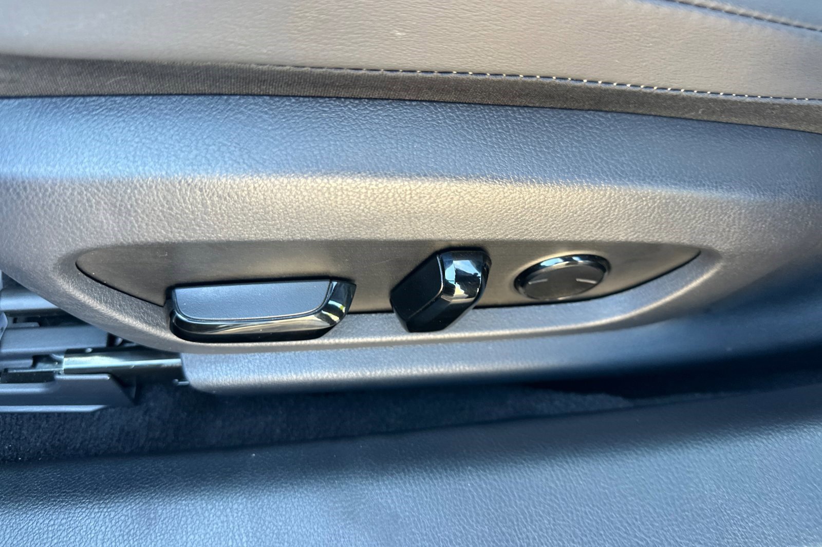 Certified 2025 Lexus ES 300h w/ Premium Package image 16