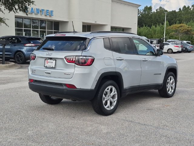 Used 2024 Jeep Compass Latitude AWD/4WD image 3