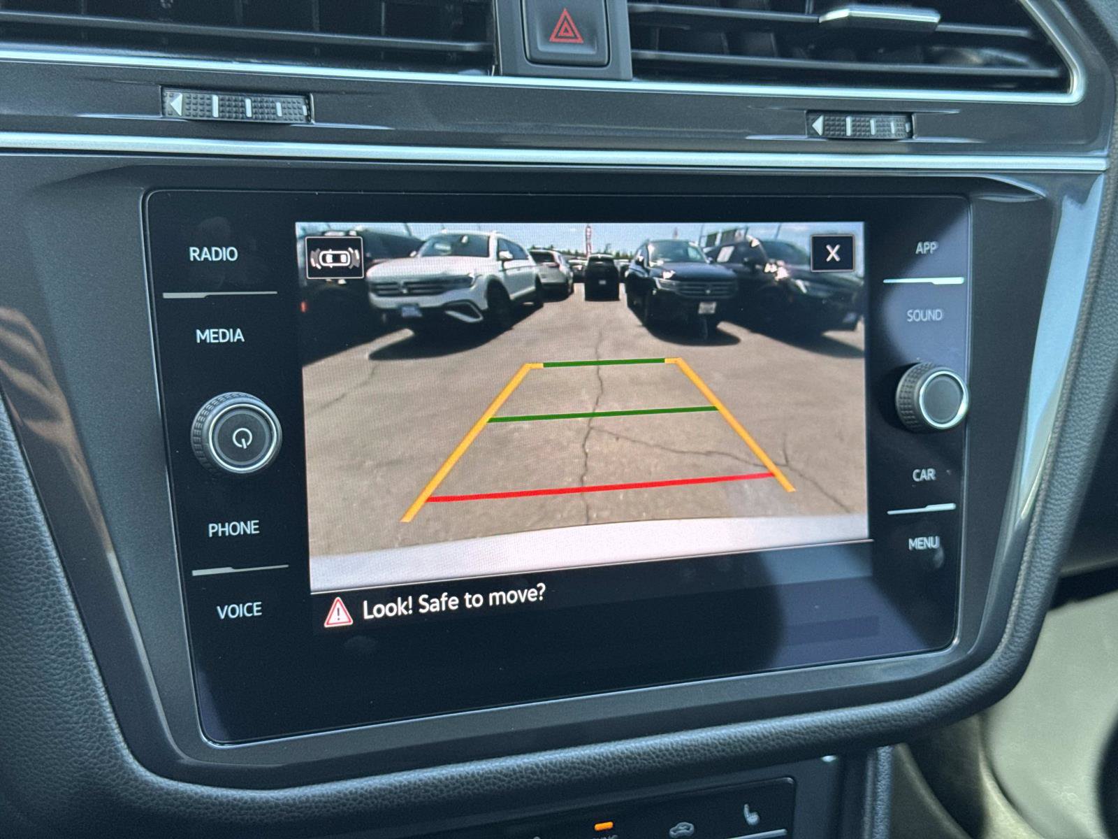 Certified 2024 Volkswagen Tiguan SE FWD image 17