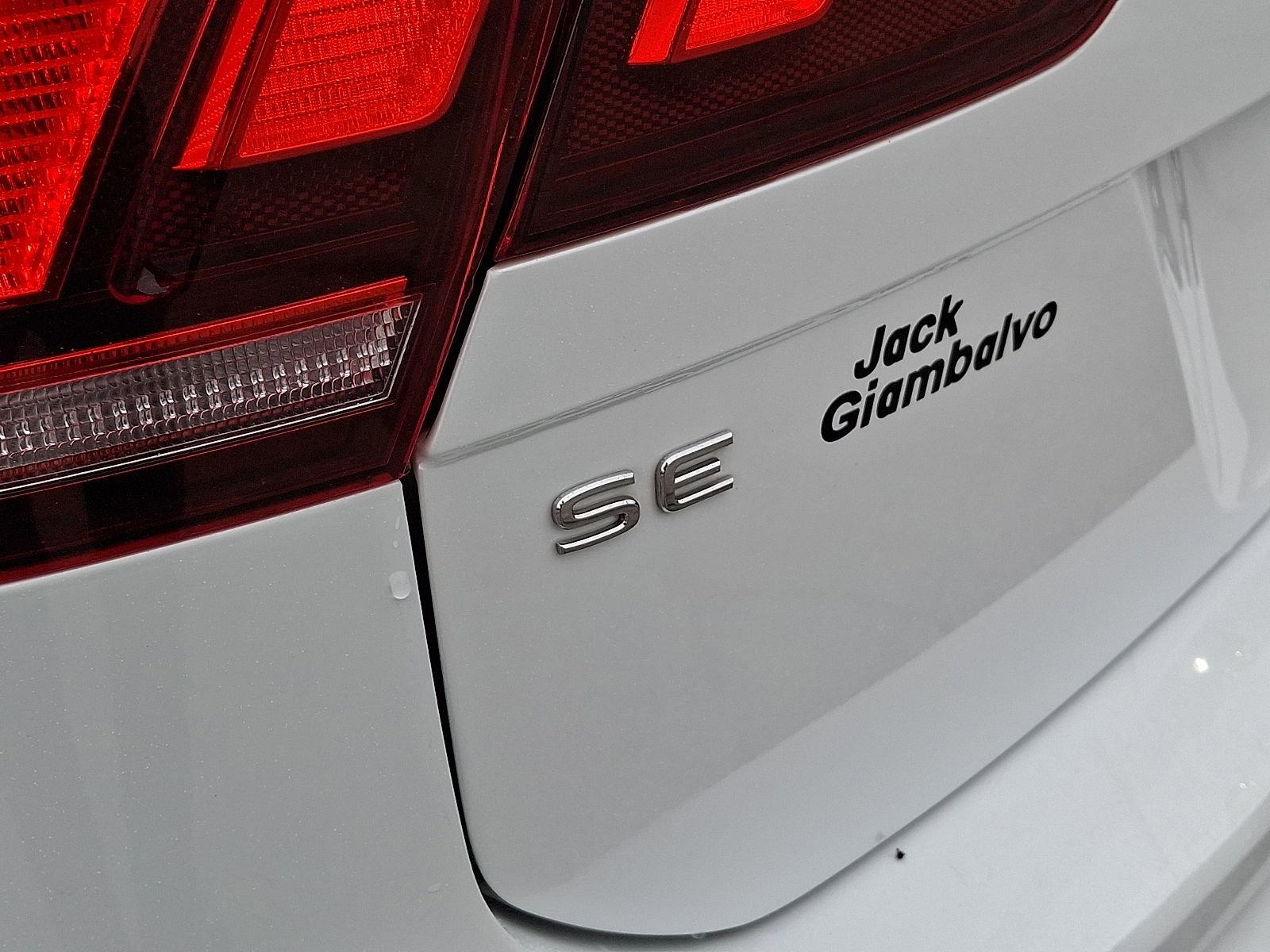Used 2022 Volkswagen Tiguan SE R-Line image 34