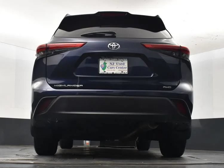 Used 2022 Toyota Highlander L AWD/4WD image 10