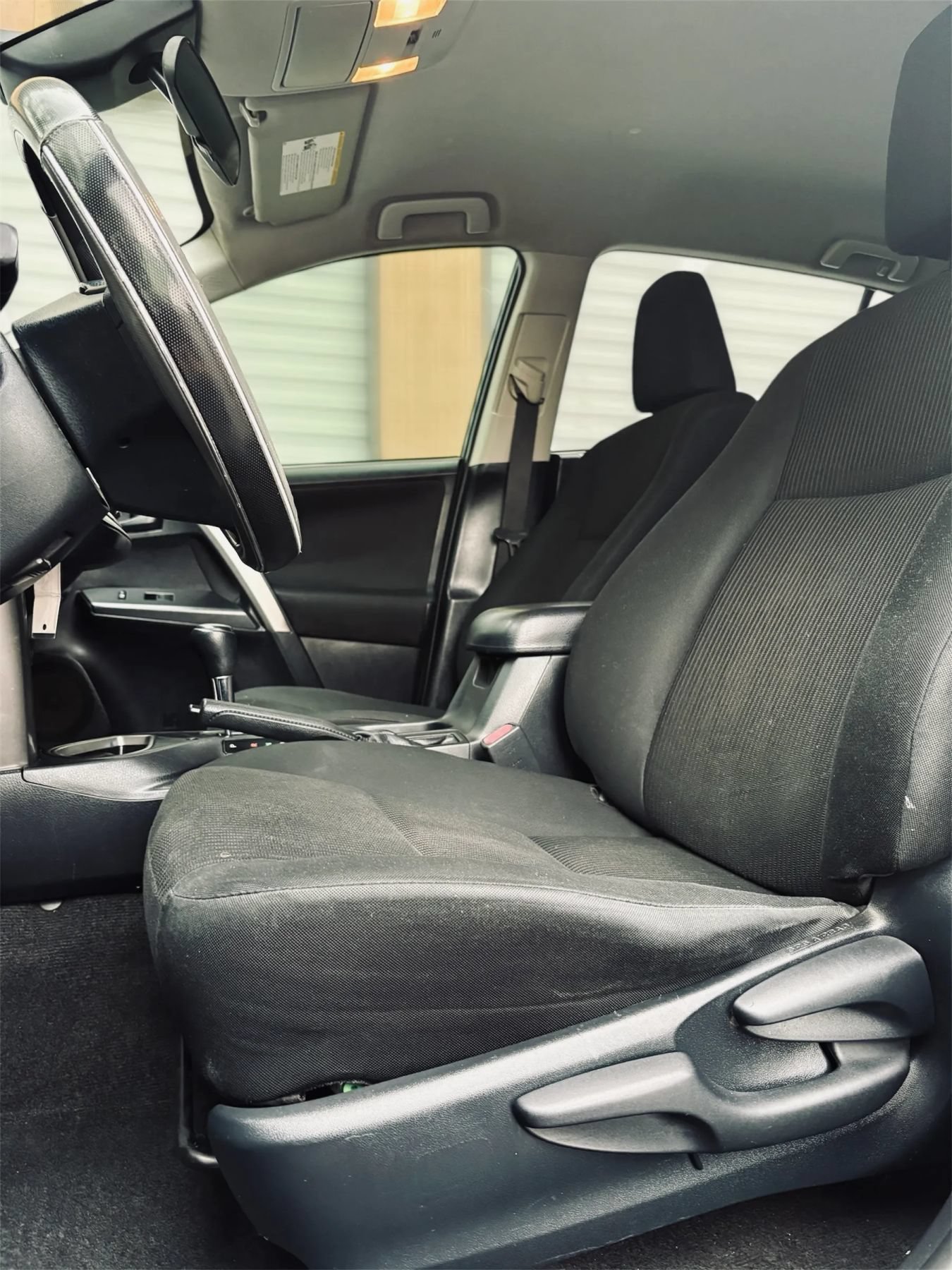 Used 2017 Toyota RAV4 LE FWD image 3