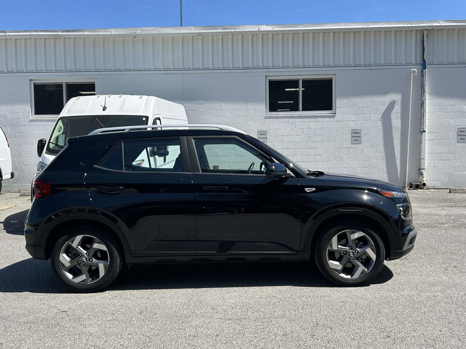 Used 2025 Hyundai Venue SEL FWD image 2
