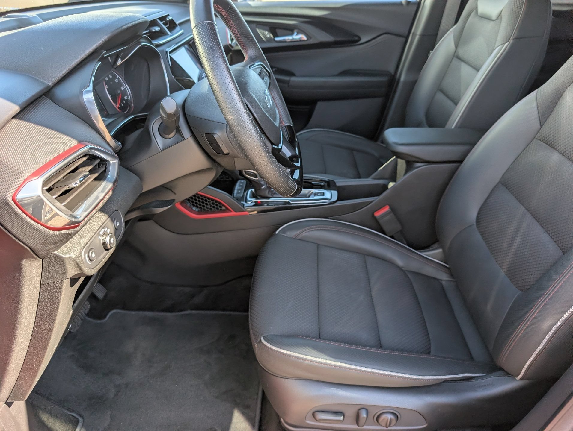 Used 2023 Chevrolet TrailBlazer RS w/ Sun and Liftgate Package FWD image 17