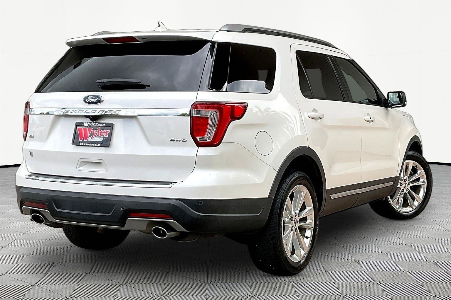 Used 2018 Ford Explorer XLT AWD/4WD image 6