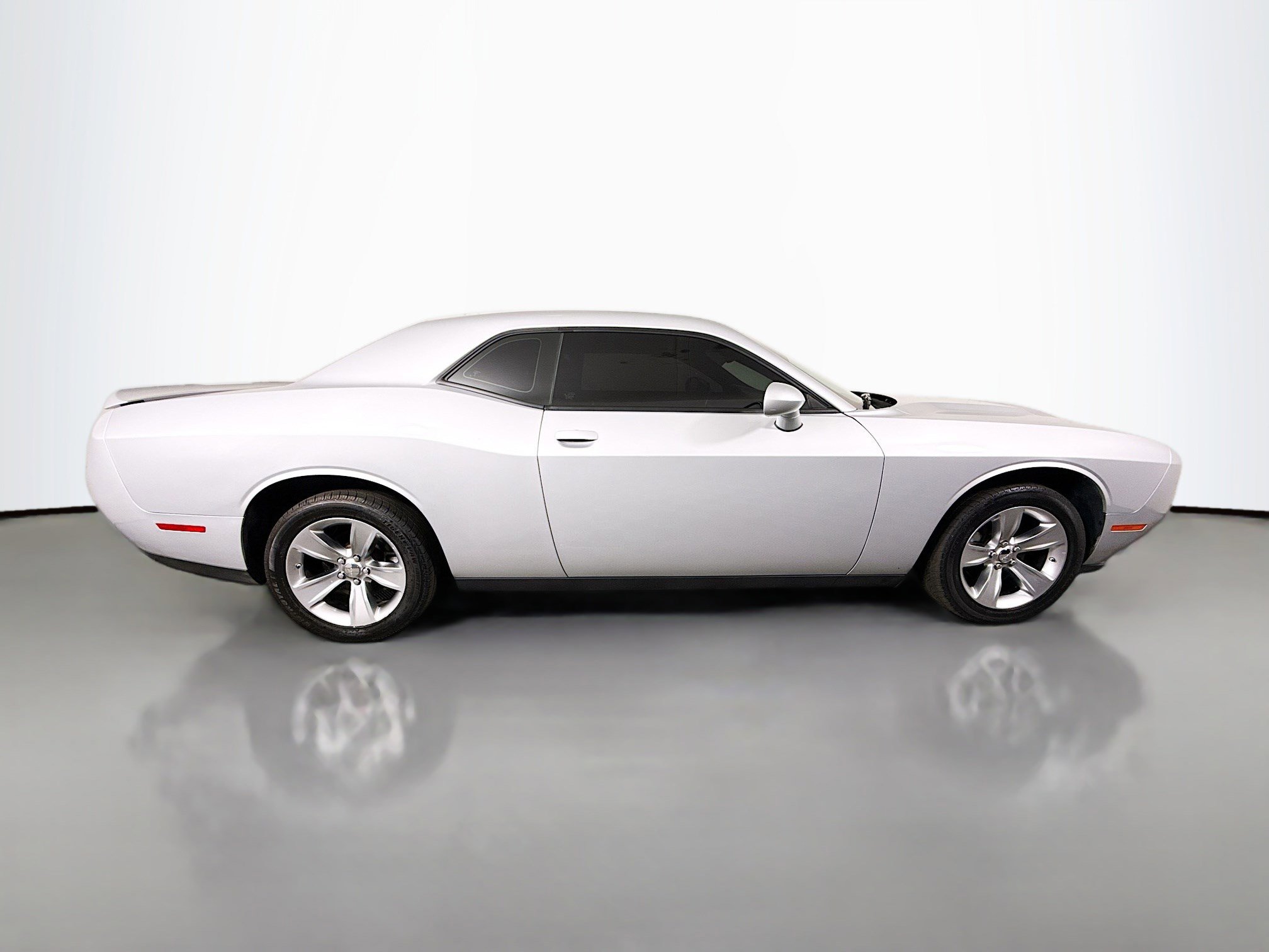 Used 2022 Dodge Challenger SXT image 11