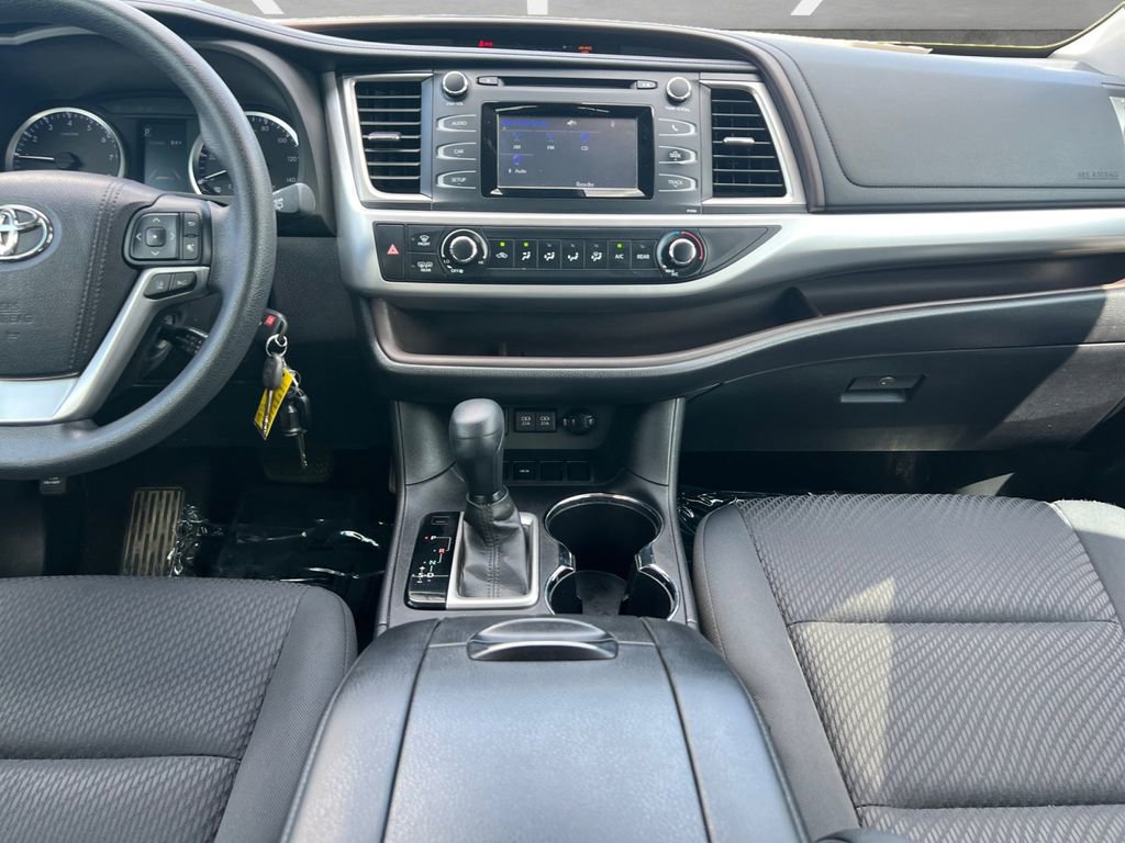 Used 2017 Toyota Highlander LE FWD image 3