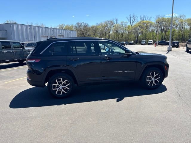 Used 2023 Jeep Grand Cherokee Limited w/ Trailer Tow Prep Group (B) AWD/4WD image 11