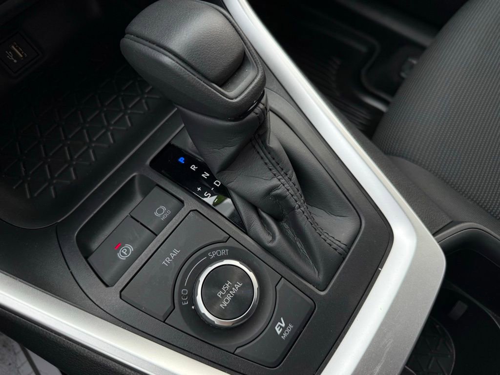 Used 2025 Toyota RAV4 LE image 27