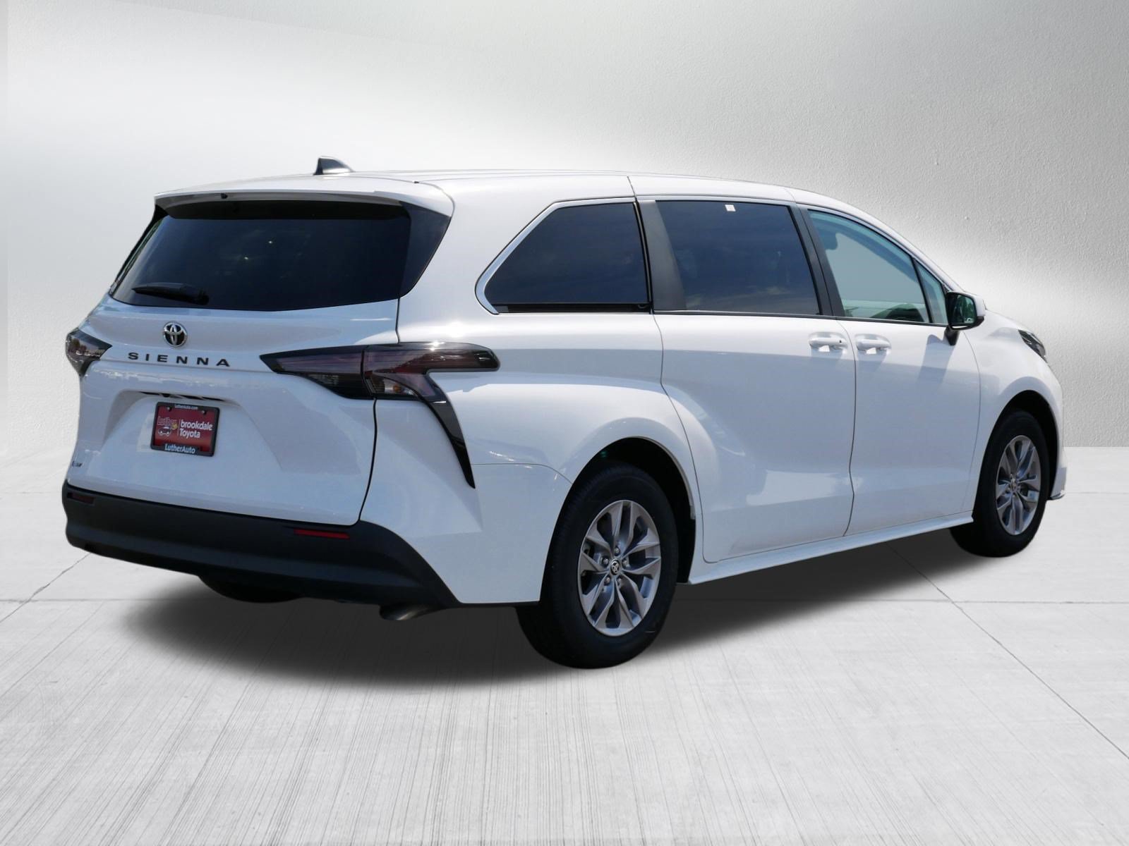 Certified 2026 Toyota Sienna LE FWD image 7