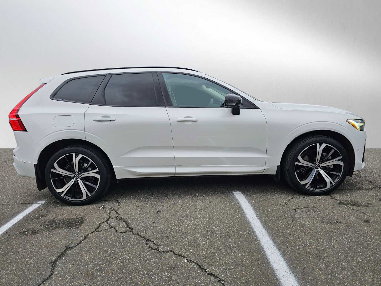 Certified 2023 Volvo XC60 B6 Ultimate w/ Protection Package Premier image 2