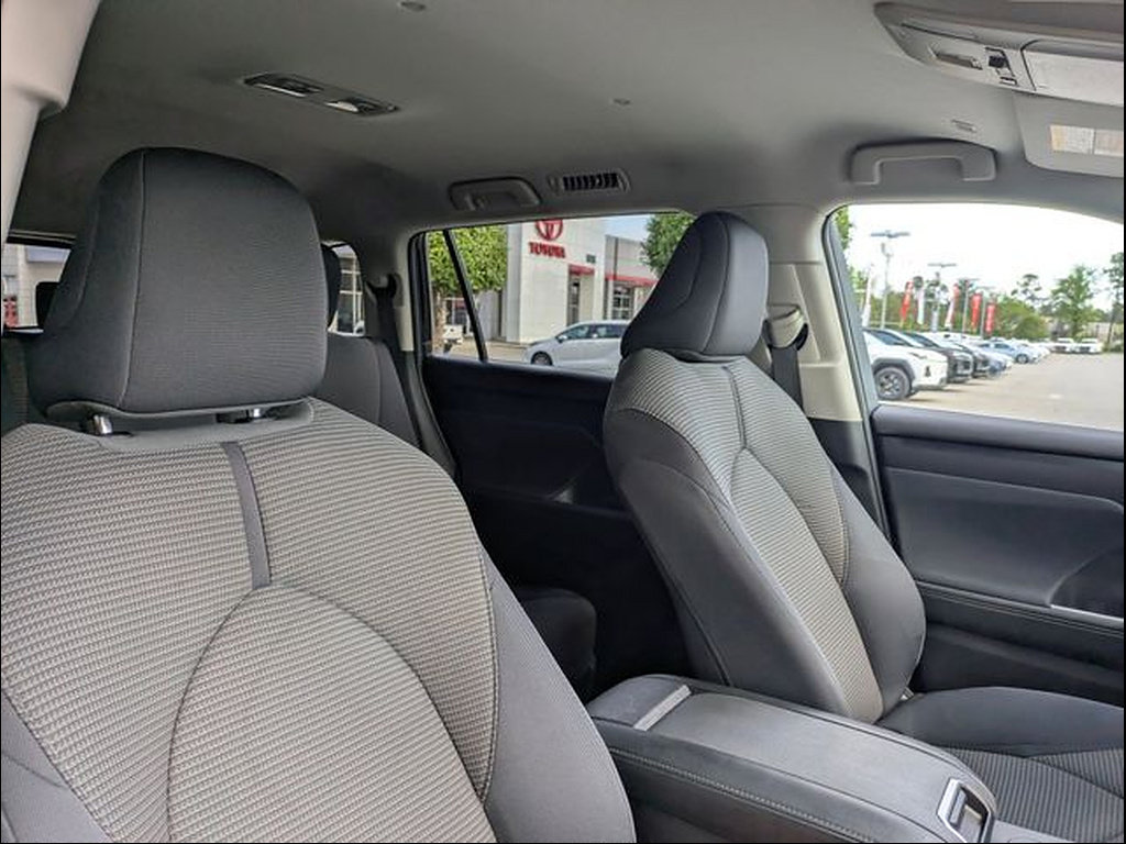 Certified 2025 Toyota Highlander LE FWD image 33