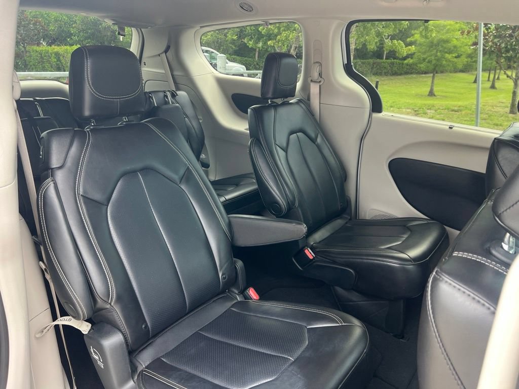 Used 2023 Chrysler Pacifica Touring-L FWD image 17
