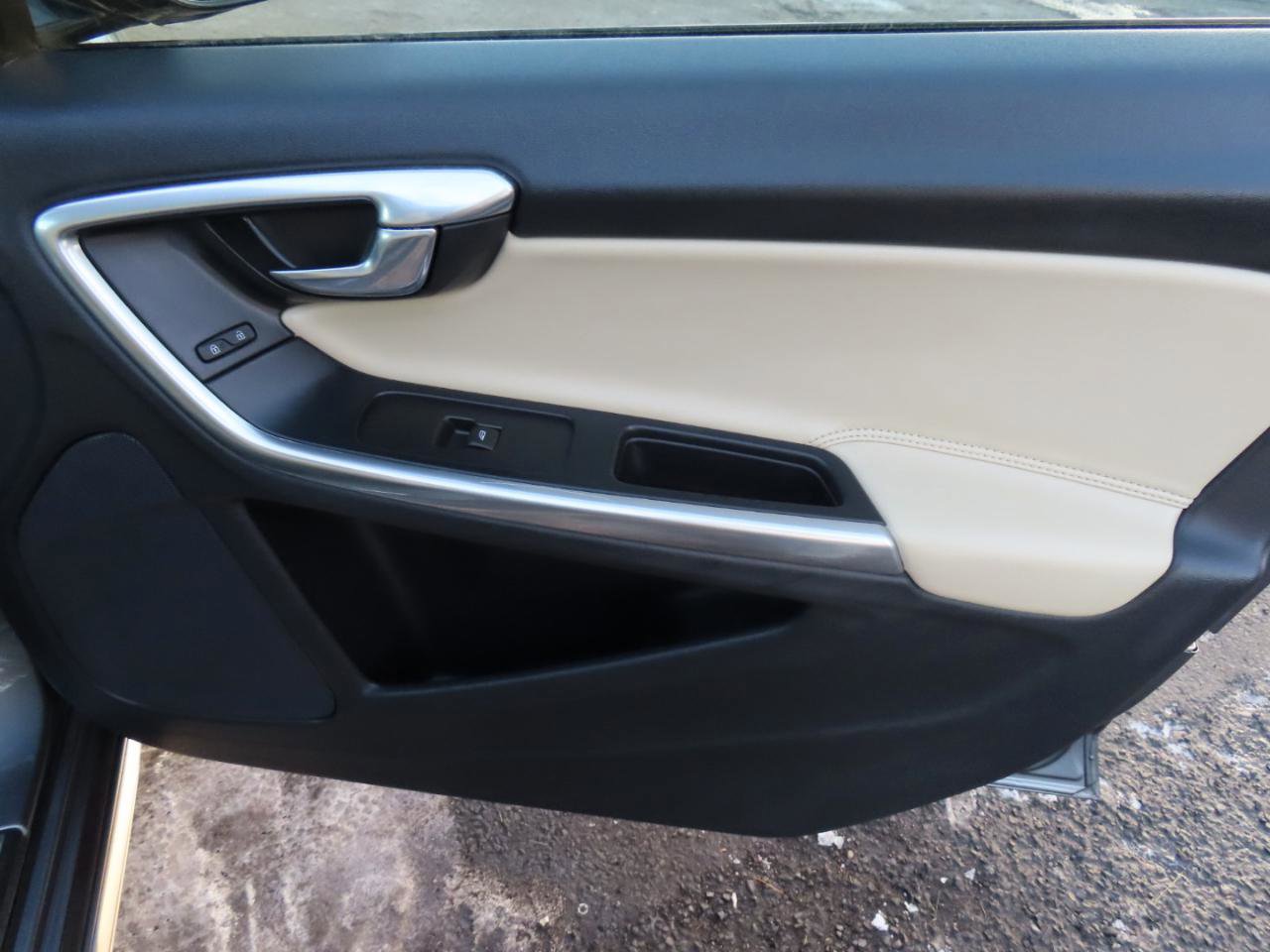 Used 2017 Volvo V60 T5 Cross Country w/ Climate Package image 21