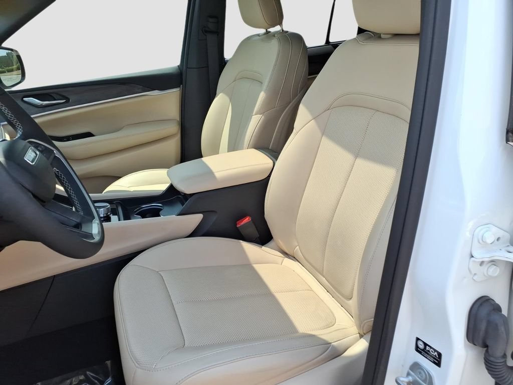 Used 2025 Jeep Grand Cherokee Limited w/ Luxury Tech Group II AWD/4WD image 19