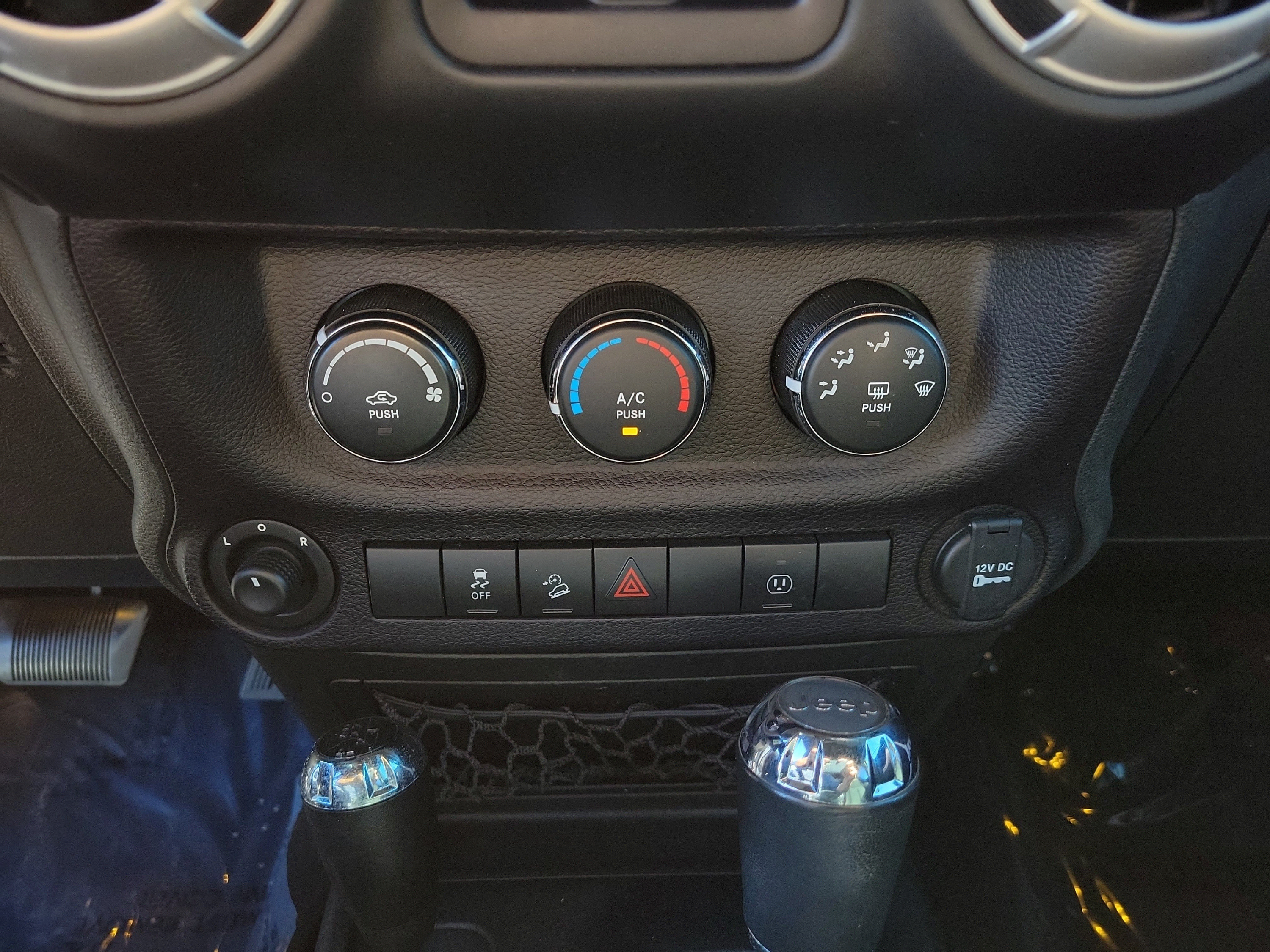 Used 2015 Jeep Wrangler Unlimited Sahara w/ Connectivity Group AWD/4WD image 19