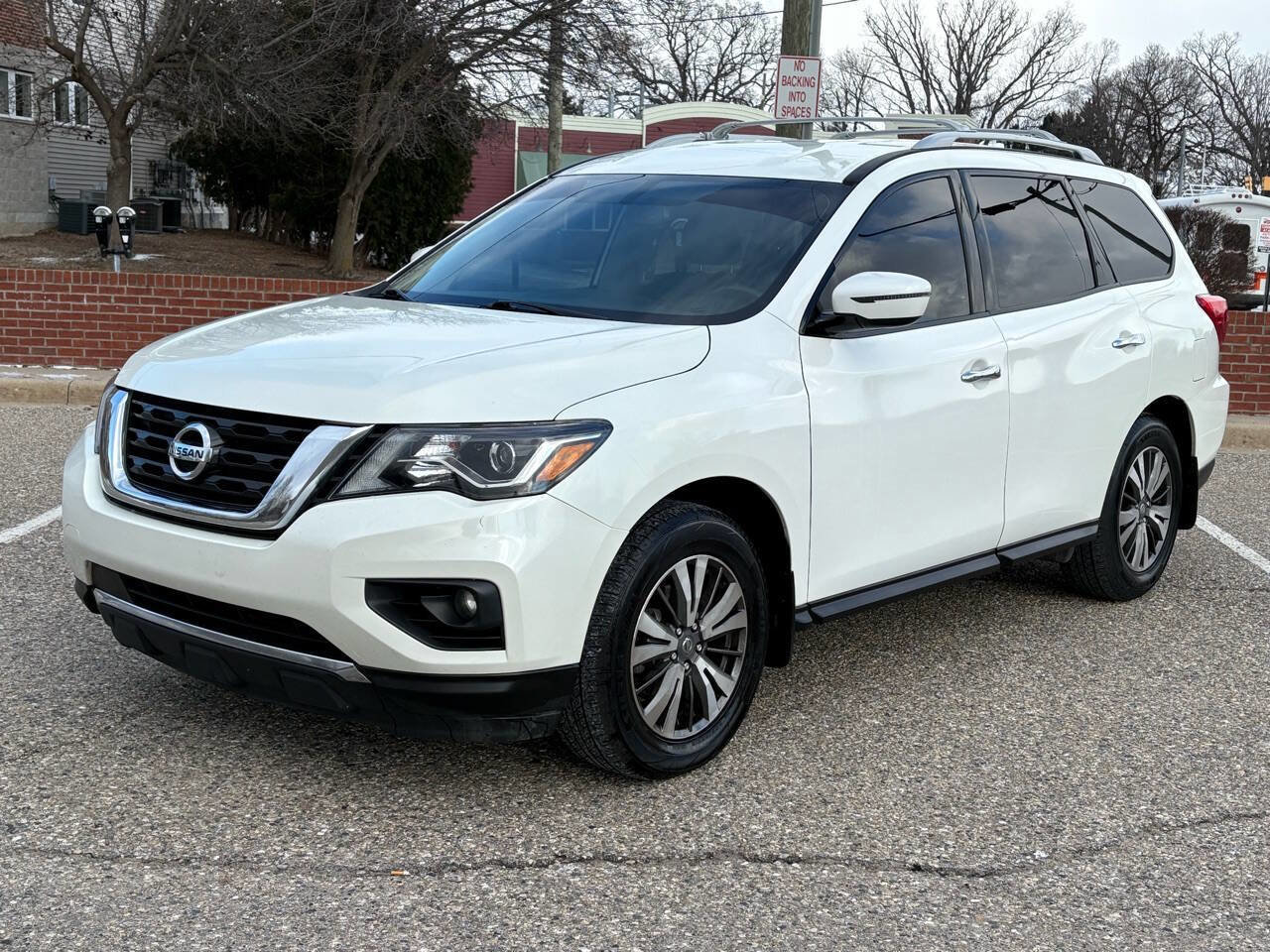 Used 2020 Nissan Pathfinder SV image 1